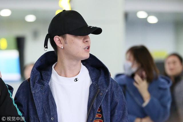 张云雷穿牛仔大衣潮范足 获粉丝举横幅接机人气旺