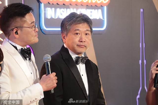 组图：第16届亚洲电影大奖红毯举行 梁朝伟刘嘉玲牵手亮相