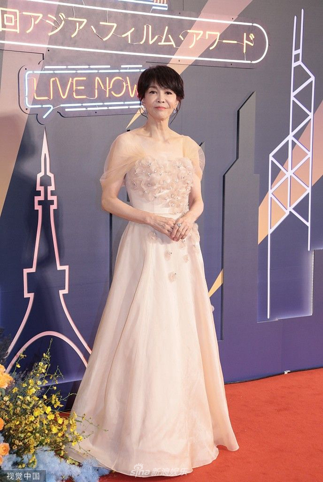 组图：第16届亚洲电影大奖红毯举行 梁朝伟刘嘉玲牵手亮相