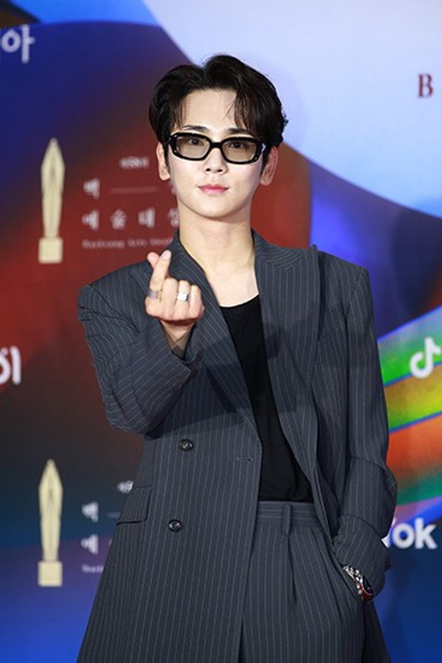 组图：58届百想艺术大赏红毯举行 林允儿对镜比心金泰梨白裙优雅