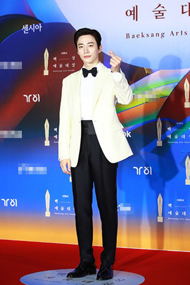 组图：58届百想艺术大赏红毯举行 林允儿对镜比心金泰梨白裙优雅