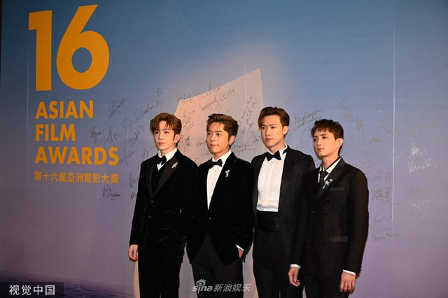 组图：第16届亚洲电影大奖红毯举行 梁朝伟刘嘉玲牵手亮相