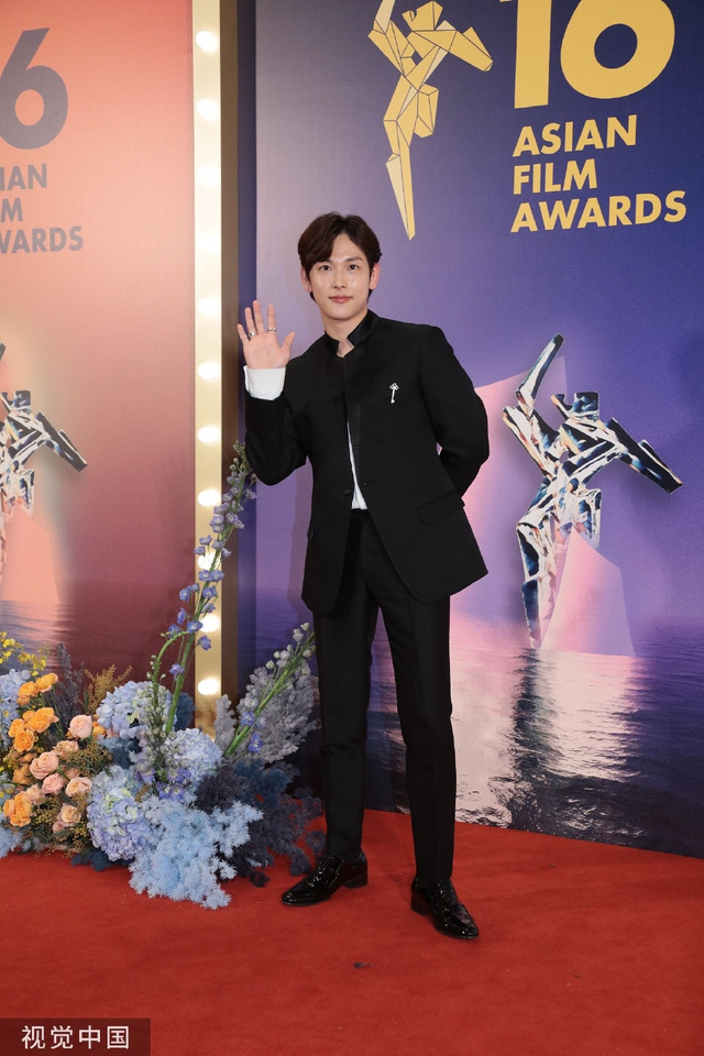 组图：第16届亚洲电影大奖红毯举行 梁朝伟刘嘉玲牵手亮相