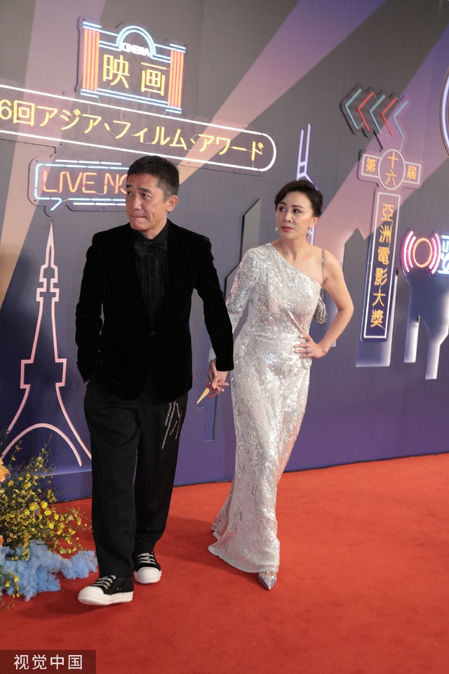 组图：第16届亚洲电影大奖红毯举行 梁朝伟刘嘉玲牵手亮相