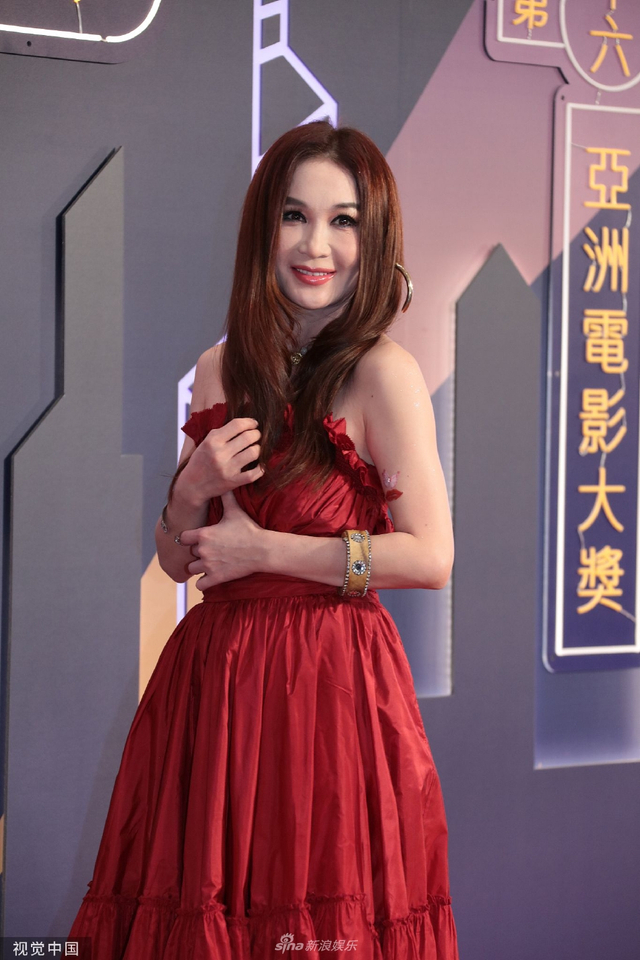 组图：第16届亚洲电影大奖红毯举行 梁朝伟刘嘉玲牵手亮相