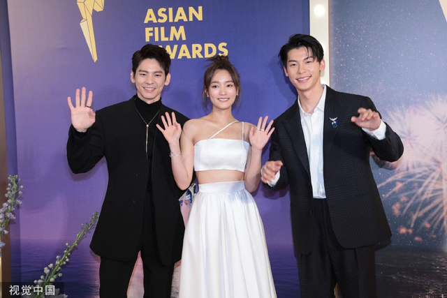 组图：第16届亚洲电影大奖红毯举行 梁朝伟刘嘉玲牵手亮相