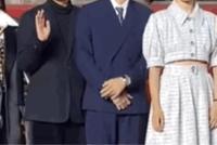 王俊凯穿海军蓝西装亮相平遥之夜 红毯上秀手表动作可爱