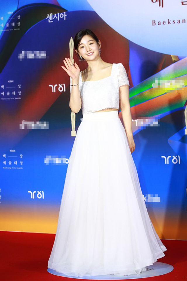 组图：58届百想艺术大赏红毯举行 林允儿对镜比心金泰梨白裙优雅