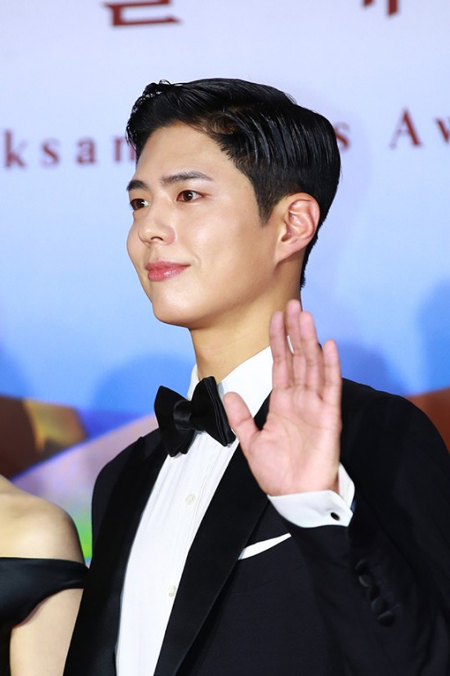 组图：58届百想艺术大赏红毯举行 林允儿对镜比心金泰梨白裙优雅