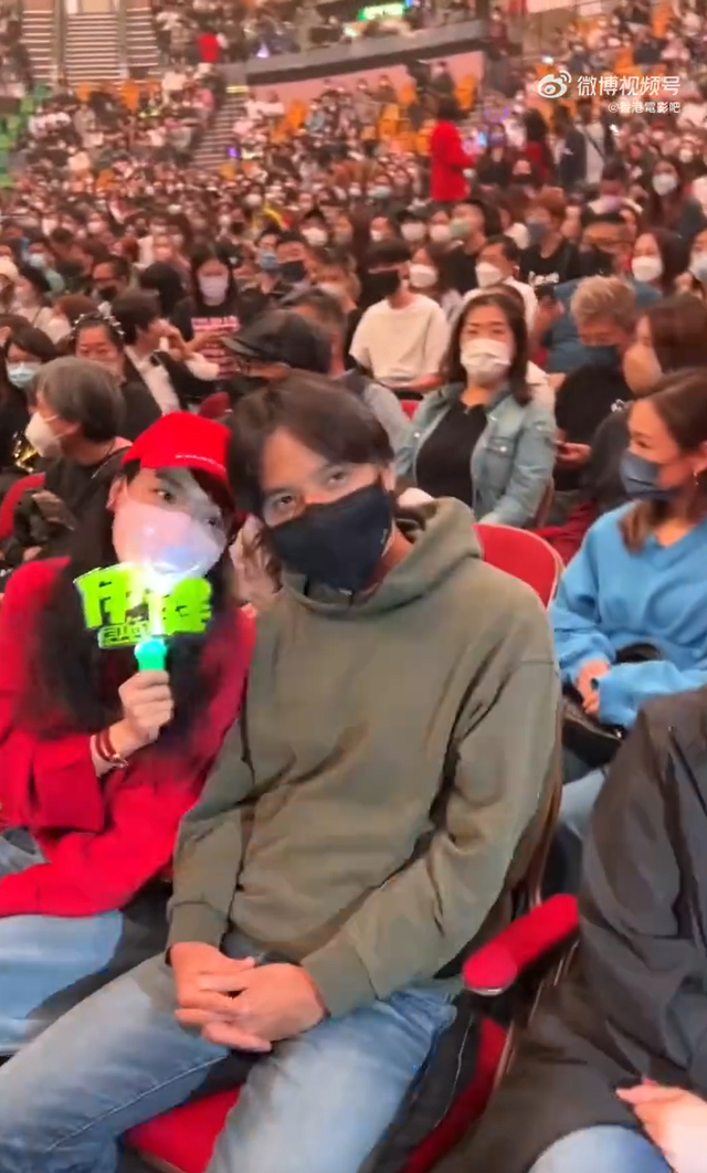 舒淇冯德伦一起看郑伊健演唱会 两人打扮休闲低调甜蜜_新浪图片