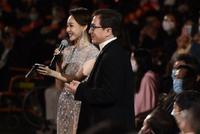 第33届金鸡奖开幕式举行 成龙王景春咏梅等盛装亮相