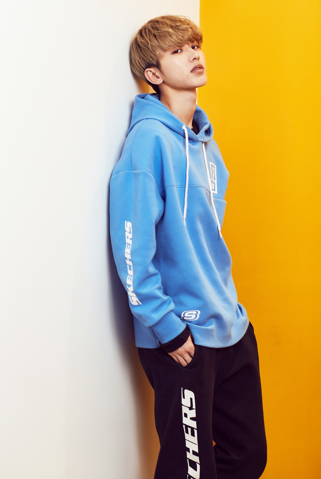 组图：蔡徐坤休闲帽衫轻松随性 美少年侧颜精致不失冷峻