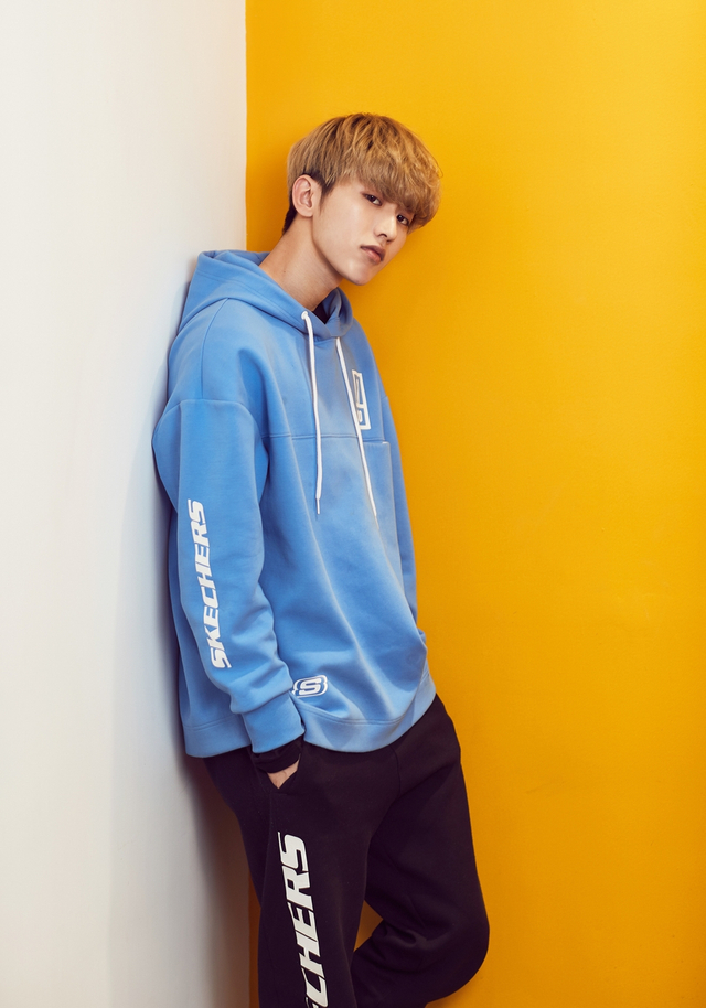 组图：蔡徐坤休闲帽衫轻松随性 美少年侧颜精致不失冷峻