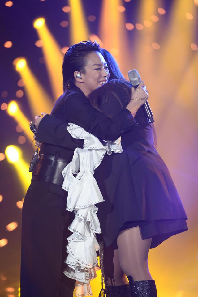 张惠妹助力林忆莲夺歌王 超高驴蹄鞋抢镜_新浪图片