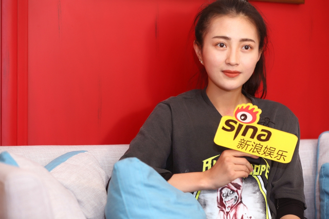 组图:新浪娱乐对话包文婧 谈女儿表情丰富逗趣