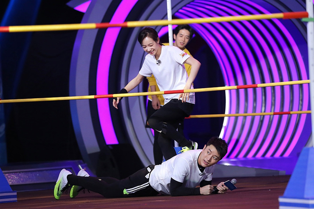 贾乃亮宋茜配合跳过横杆