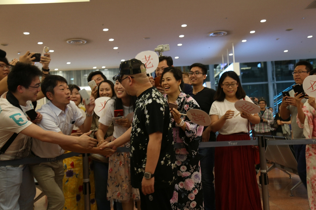 组图：郭德纲现身东京机场 筹备德云社首演获女粉丝献花