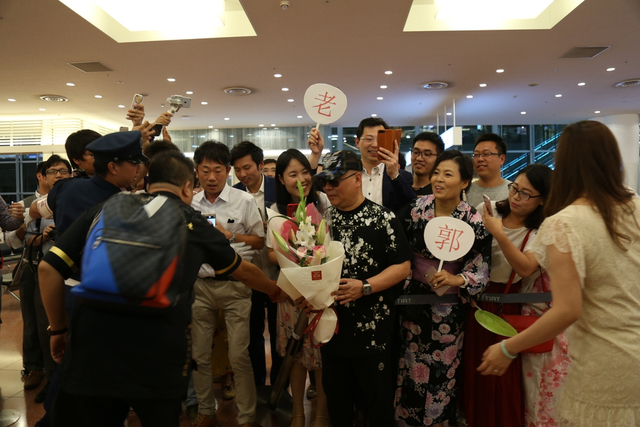 组图：郭德纲现身东京机场 筹备德云社首演获女粉丝献花
