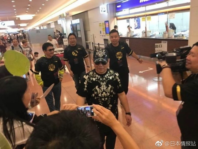 郭德纲现身东京机场 筹备德云社首演获女粉丝献花