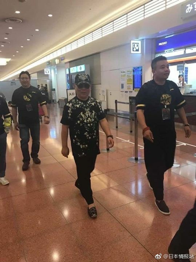 郭德纲现身东京机场 筹备德云社首演获女粉丝献花