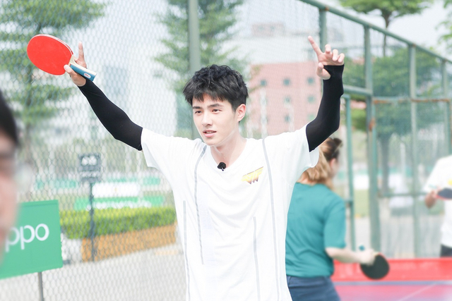 组图：刘昊然白色运动装打乒乓球 一脸青春气息