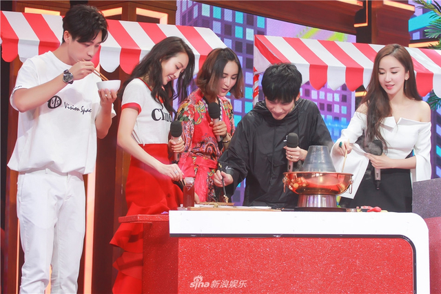 嘉宾品尝夜市美食