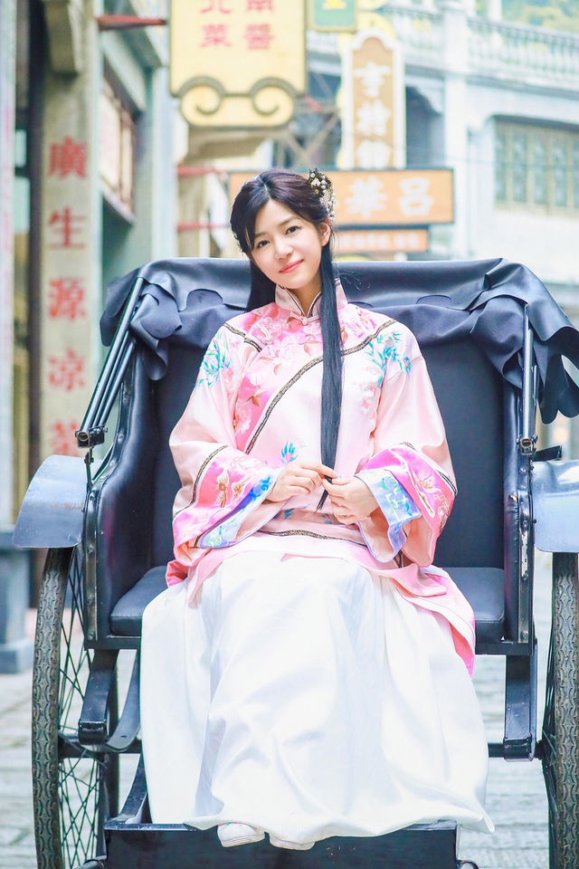 陈妍希长发民国装坐黄包车 清纯似冷清秋