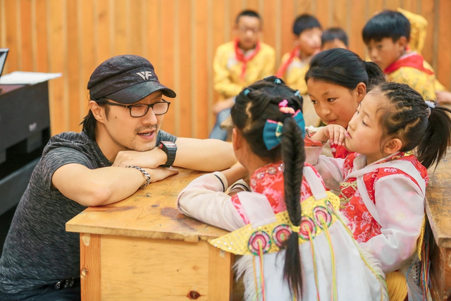 组图:汪峰乡村支教一改严肃 全程笑脸教学生被怼也无妨