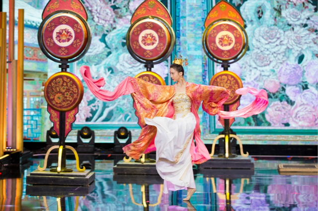 金晨挑战章子怡昔日水袖舞