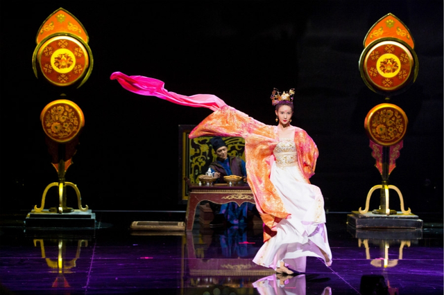 组图：金晨挑战章子怡昔日水袖舞 一招一式尽显舞蹈功底