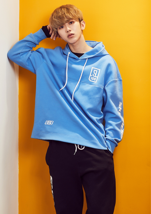 组图：蔡徐坤休闲帽衫轻松随性 美少年侧颜精致不失冷峻