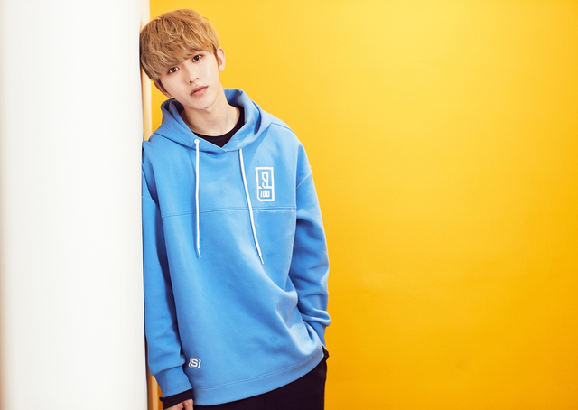 组图：蔡徐坤休闲帽衫轻松随性 美少年侧颜精致不失冷峻