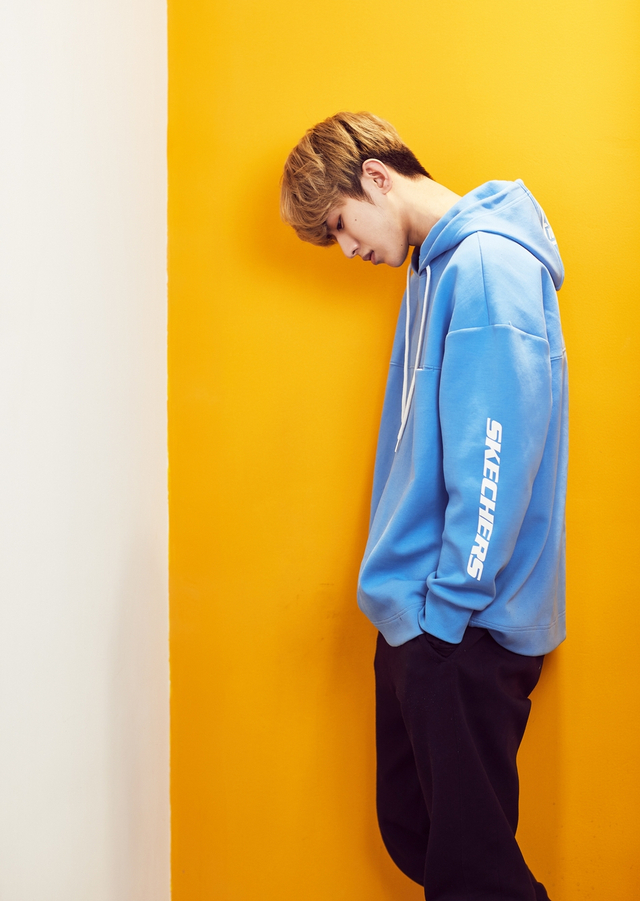 组图：蔡徐坤休闲帽衫轻松随性 美少年侧颜精致不失冷峻