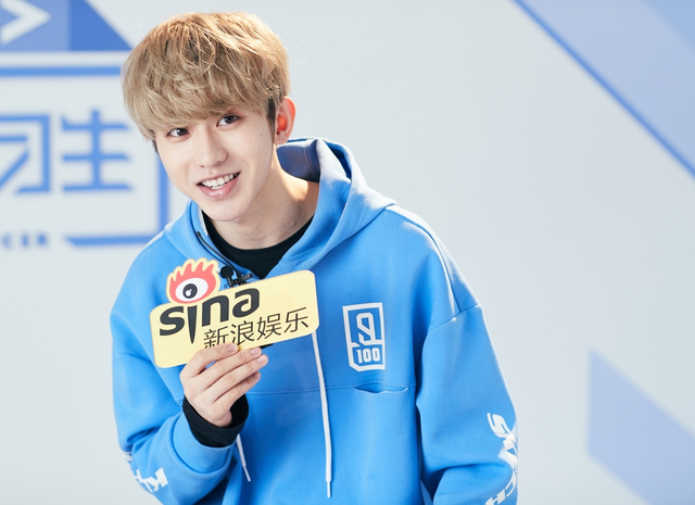 组图：蔡徐坤休闲帽衫轻松随性 美少年侧颜精致不失冷峻