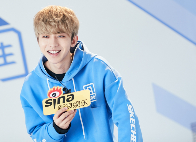 组图：蔡徐坤休闲帽衫轻松随性 美少年侧颜精致不失冷峻