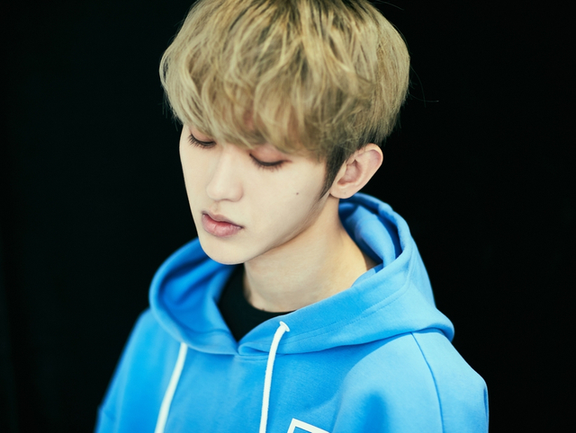 蔡徐坤休闲帽衫轻松随性