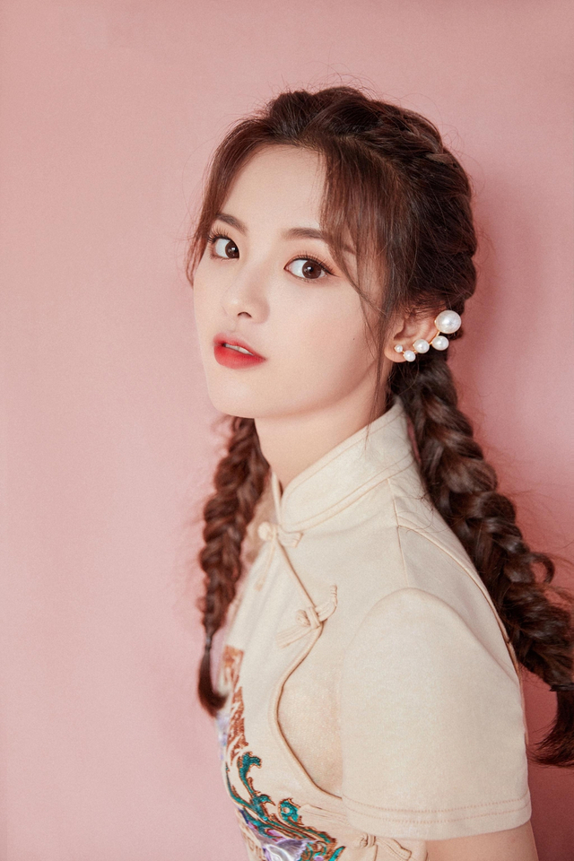 杨超越麻花辫配珍珠耳饰 似古灵精怪小龙人_新浪图片