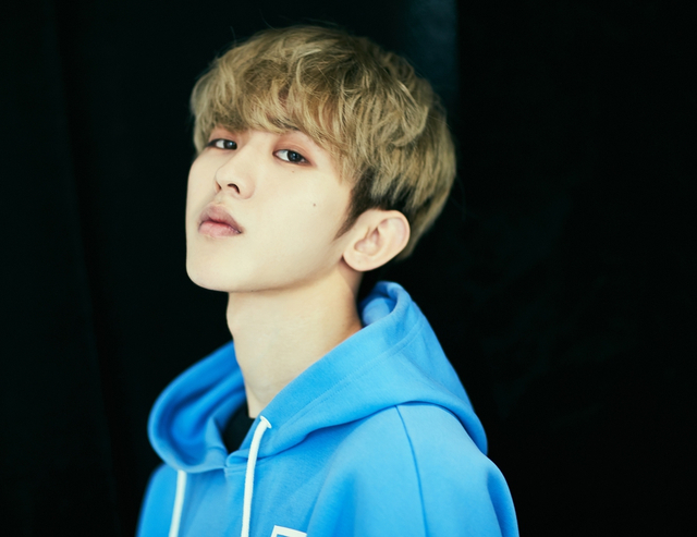 组图：蔡徐坤休闲帽衫轻松随性 美少年侧颜精致不失冷峻