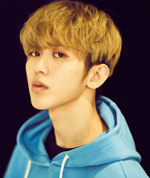 组图：蔡徐坤休闲帽衫轻松随性 美少年侧颜精致不失冷峻