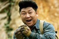 他是《士兵突击》里的老魏 与白衣长发女孩车中缠绵疑出轨