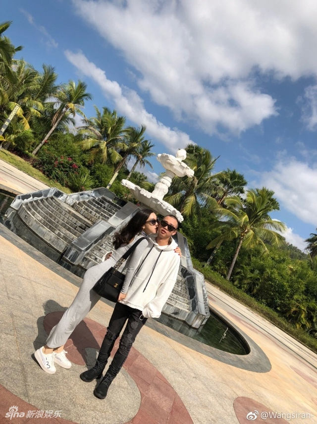 组图：GAI与女友王斯然领证修成正果！两人手持结婚证笑得甜