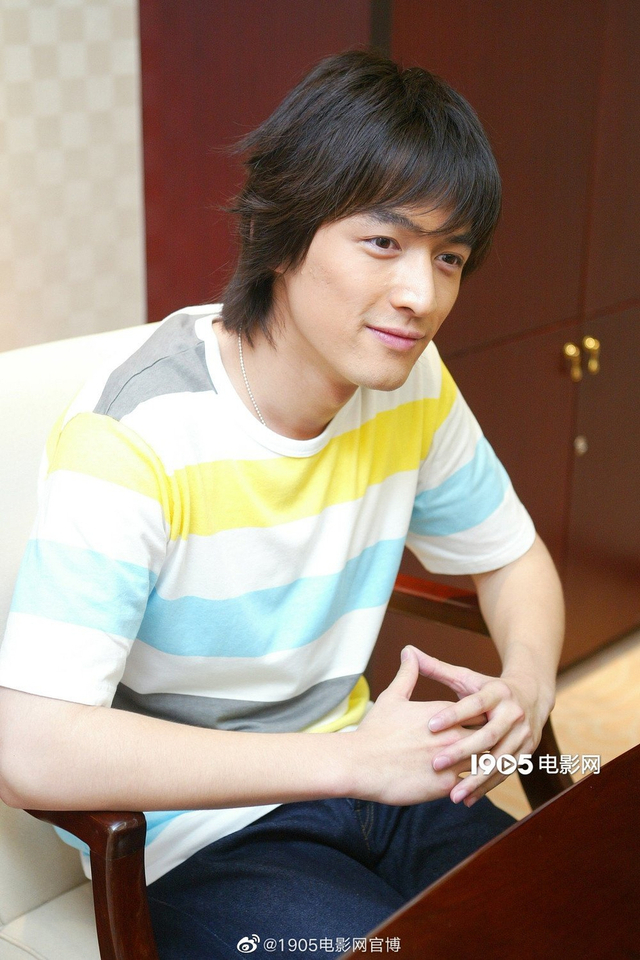 胡歌23岁青涩旧照曝光 面容稚气对镜比耶难掩帅气