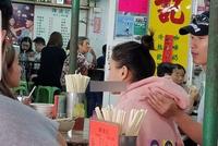 何超莲与窦骁香港街头约会!现身大排档互相依偎