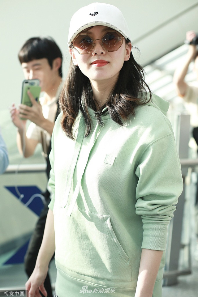 刘诗诗产后抵京心情靓 机场众多路人拿手机追拍_新浪图片