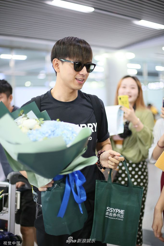 李现站姿乖巧任粉丝拍照 获送鲜花笑容腼腆超害羞_新浪图片
