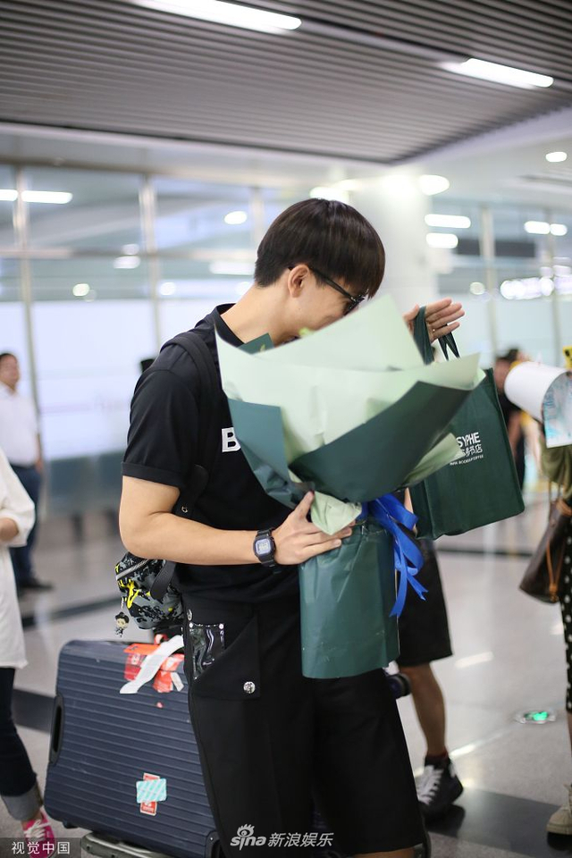 李现站姿乖巧任粉丝拍照 获送鲜花笑容腼腆超害羞_新浪图片