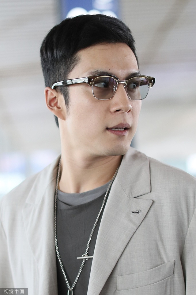 韩东君留寸头戴耳钉潮范儿十足 墨镜遮面穿浅灰西装似大佬_新浪图片