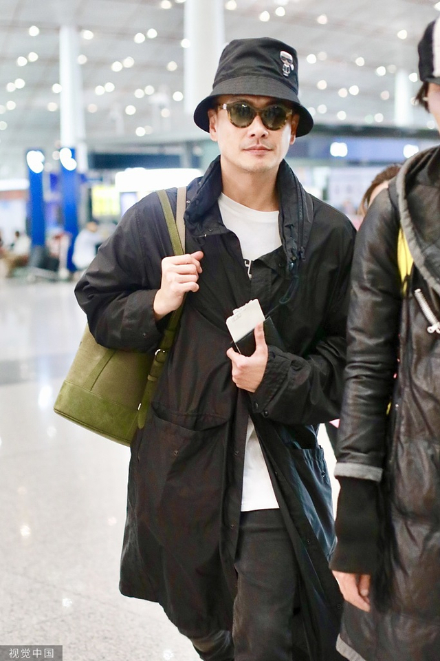黄宗泽素颜墨镜遮面咧嘴笑 戴渔夫帽穿黑披风潮范儿十足_新浪图片