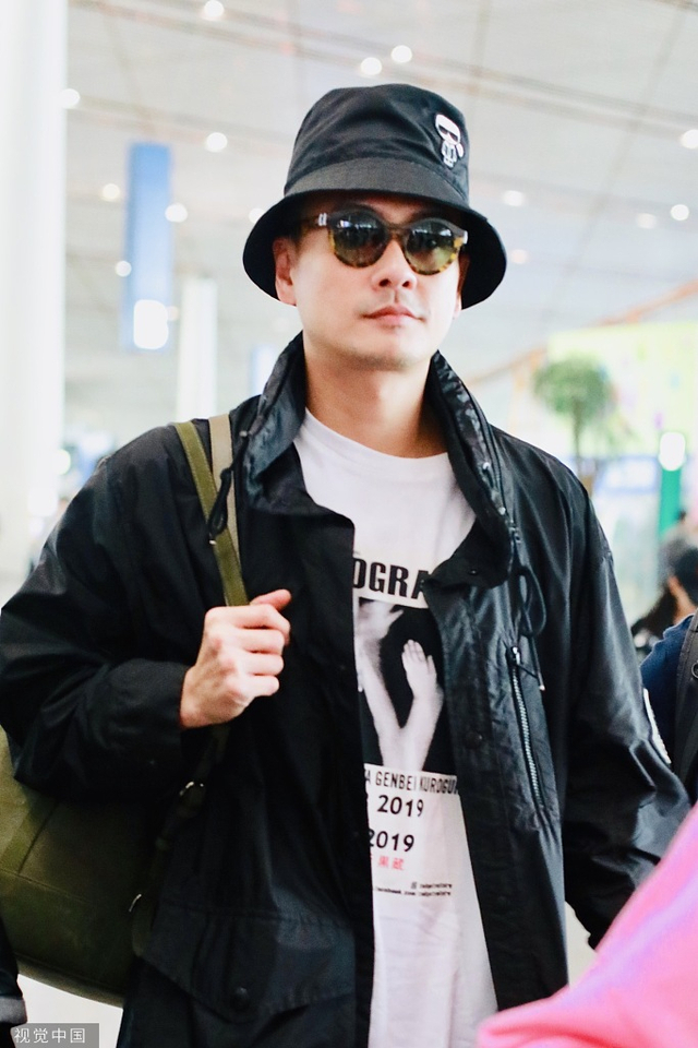 黄宗泽素颜墨镜遮面咧嘴笑 戴渔夫帽穿黑披风潮范儿十足_新浪图片