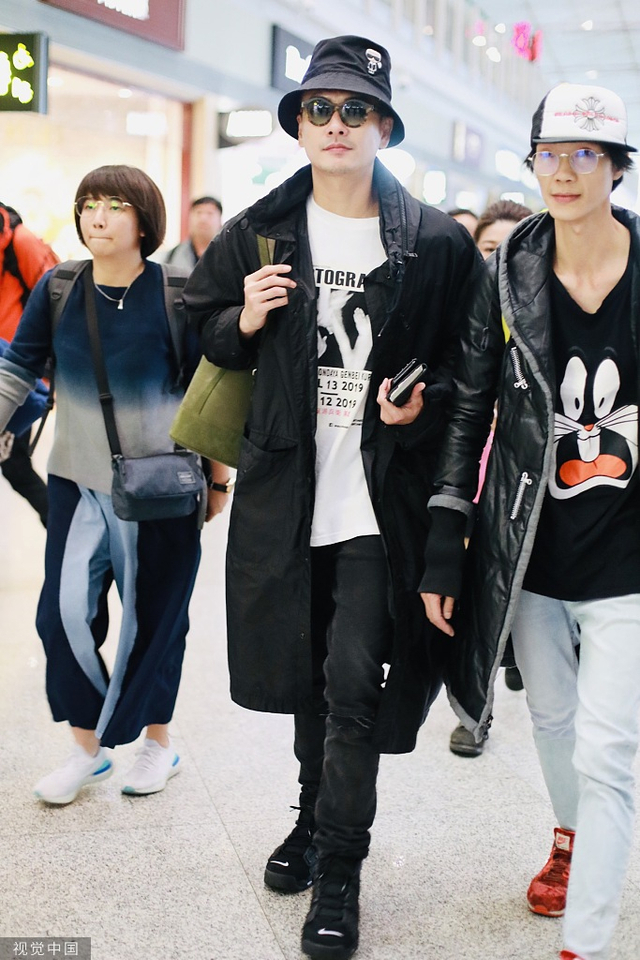 黄宗泽素颜墨镜遮面咧嘴笑 戴渔夫帽穿黑披风潮范儿十足_新浪图片